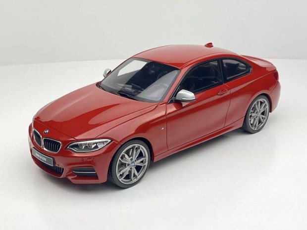 1:18 BMW M2 aut modell j, limitlt sorszmozott, gyri dobozban