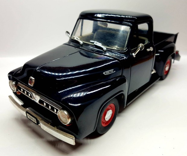 1/18 Ford Pick-Up Roadlegends kiads autmodell 