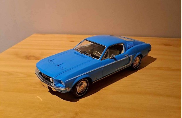 1:18 Greenlight Ford Mustang Fastback modell