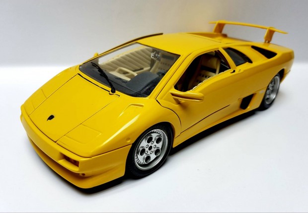 1/18 Lamborghini Diablo (1990) Burago kiadású autómodell 