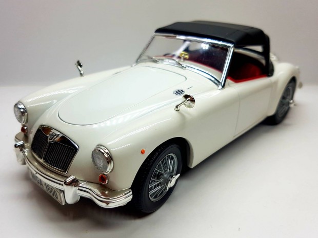 1/18 MGA Revell kiads autmodell 