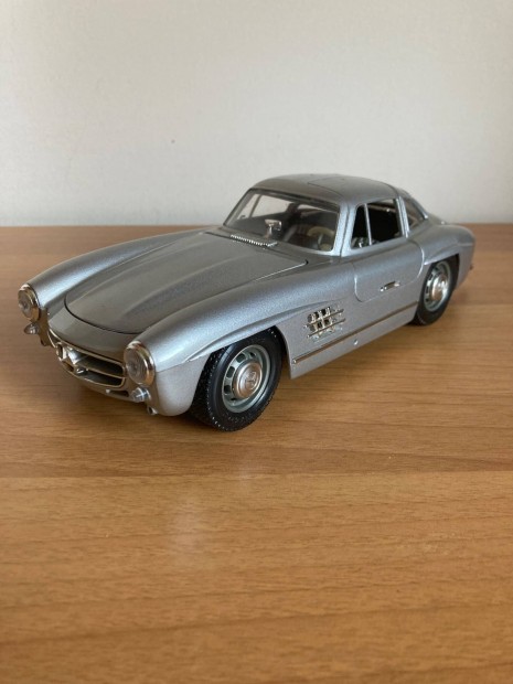 1/18 Mercedes-Benz 300 SL Maisto kiadású fém autómodell