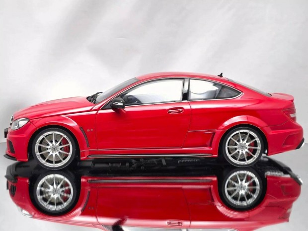 1:18 Mercedes C63 AMG limitált, sorszámozott gyári dobozos autó modell