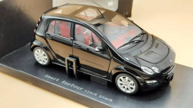 1:18 Mercedes Smart Kyosho, gyári új dobozában, Black Jack edition!