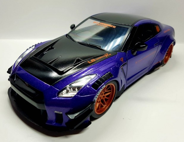 1/18 Nissan Skyline GT-R Solido kiads 