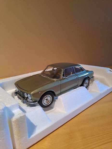 1:18 Norev Alfa Romeo 1750 modell