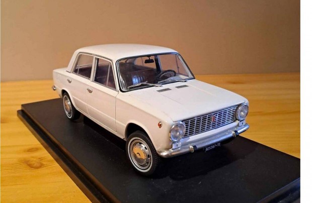 1:18 Triple9 Fiat 124 (Lada) modell