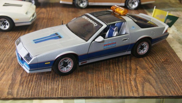 1:18 USA Auto modell Chevrolet Camaro 1982 Pace car SUN Star