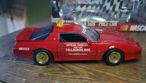 1:18 USA Auto modell Pontiac GTA 1987 Pace car Greenlight