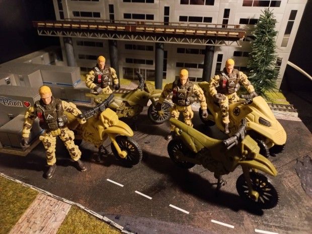 1:18 mret katonai motorok s figurk