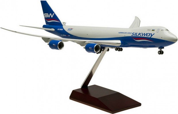 1:200 Boeing 747-8F modell 700gr futmvel Silkway west airlines