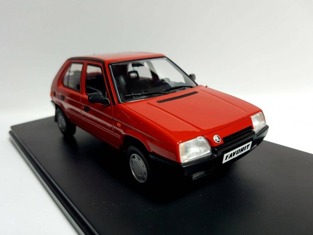 1/24 Skoda Favorit Whitebox kiads autmodell 