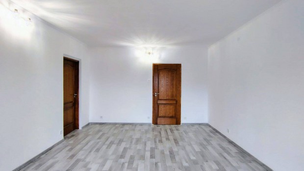 1+2 f�l szob�s, teljesen fel�j�tott erk�lyes lak�s Csepelen