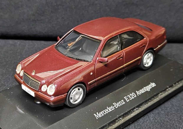 1:43 1/43 Mercedes E320 Avantgarde W210 - bord