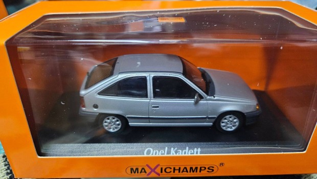 1:43 1/43 Opel Kadett E - 1990 ezstmetl - Maxichamps