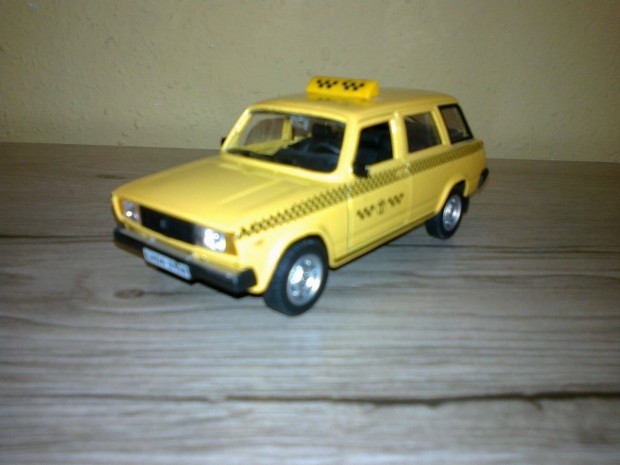 1:43 Lada 2104 combi taxi modellaut