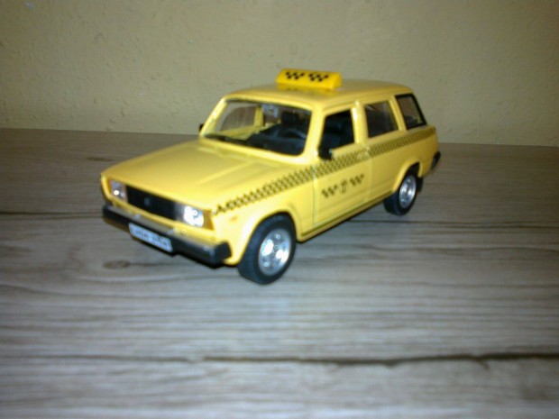 1:43 Lada 2104 taxi orosz modellaut