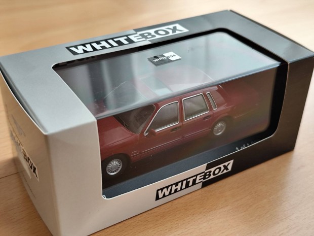 1:43 Whitebox Lincoln Town Car modellaut