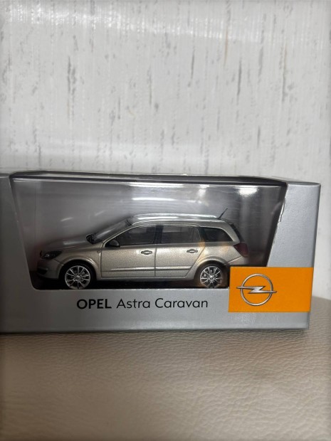 1/43 opel Astra H caravan ezst  1:43