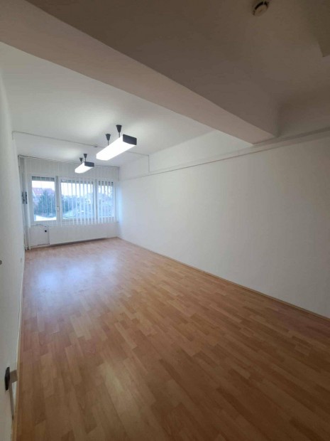 1. szob�s 1. emeleti Iroda, b�rleti d�ja rezsivel egy�tt 73e+�FA/h�
