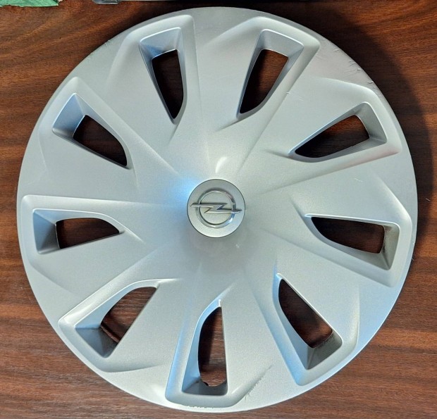 1 db Gy�ri Opel diszt�rcsa 16 colos