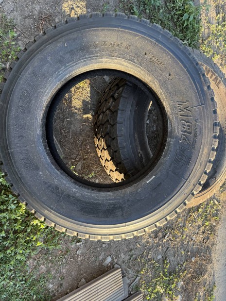 1 db j Bridgestone 10R 22,5 teheraut gumi elad!