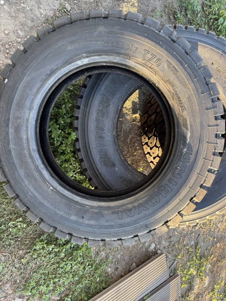 1 db j Uniroyal 9R 22,5 teherautgumi elad