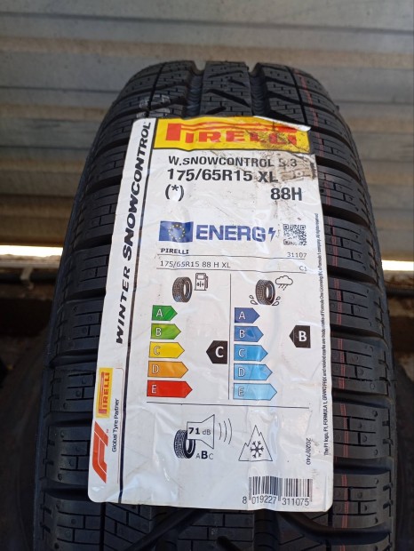 1 db j Pirelli Winter Snowcontrol Serie 3 W210 175/65 R15 88H XL