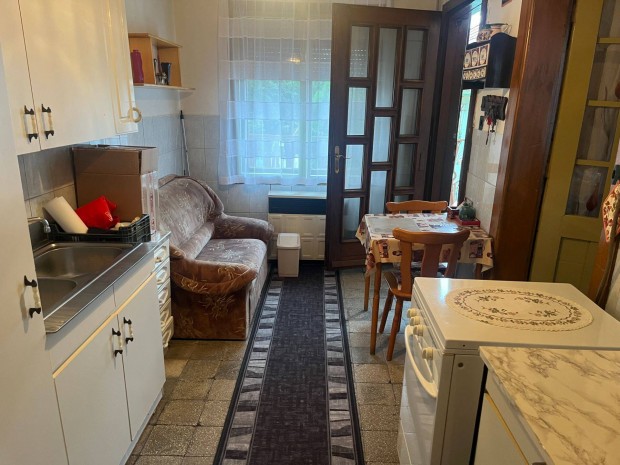 1 szob�s, b�torozott, konvektoros lakr�sz, 3 csal�dos udvarban elad�!