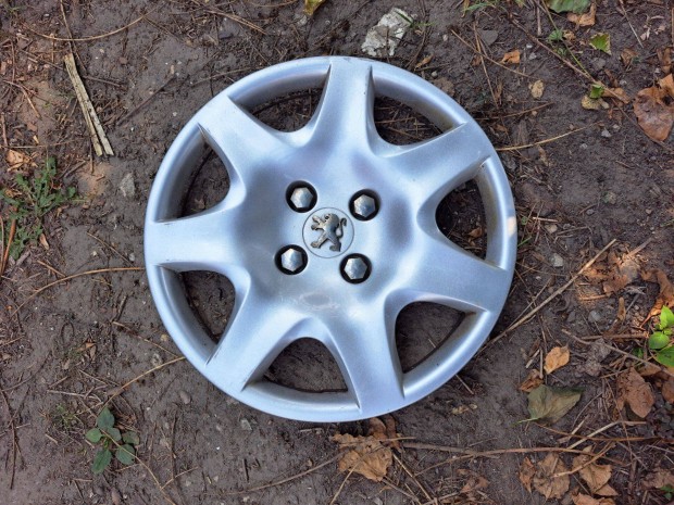 1db 15" Peugeot gyári dísztárcsa eladó!!! (Kód 89) ára 2500Ft