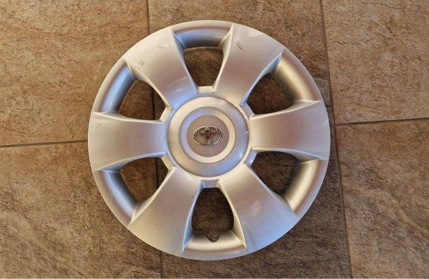 1db 15" Toyota gy�ri d�szt�rcsa
