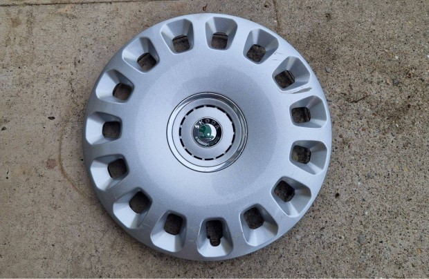 1db 16" Skoda gyári dísztárcsa