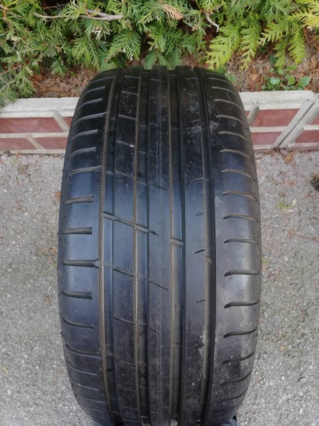 1db 19 / 19" Nokian Powerproof 225/40 R19 93Y nyri gumi