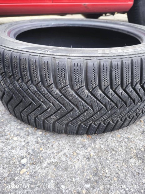 1db 225 / 45 R17 Laufenn tli gumi