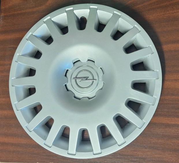 1db Gyari Opel disztrcsa 15 colos mretben