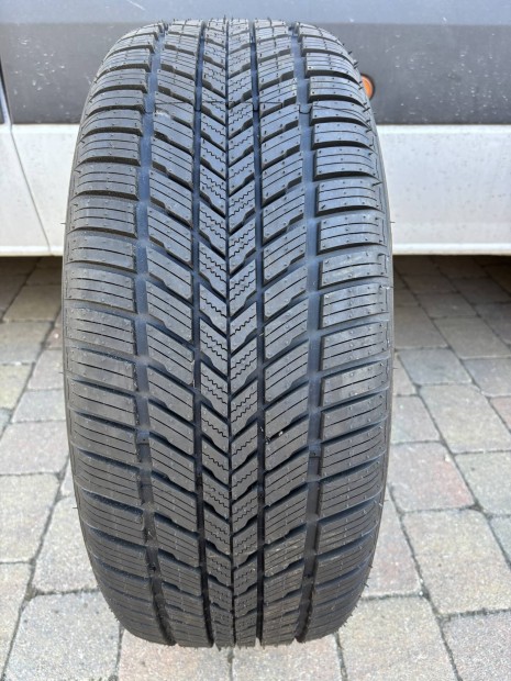 1db új 235/55 r17 235/55r17 Momo 4Run M4 4 évszak