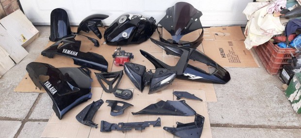 2000-2001 Yamaha r1 idom ,lmpa, tank , mszerfal egyben elad