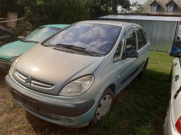 2002-es 1.6b citroen xsara Picasso karosszria elemek 