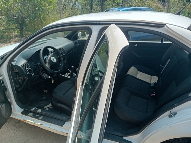 2003-as Volkswagen bora 1.6b azd motorkód. karosszéria elemek