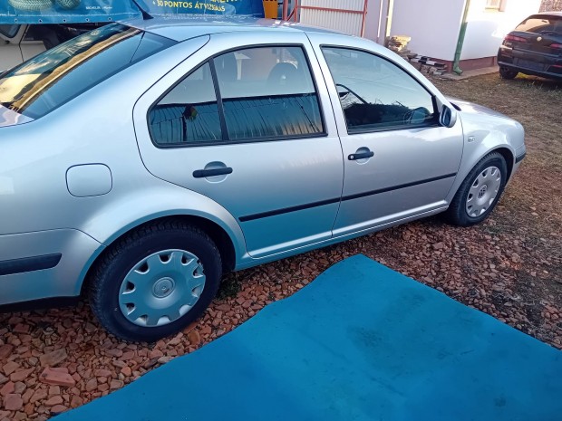 2003-as Volkswagen bora 1.6b karosszéria elemek szép belsővel