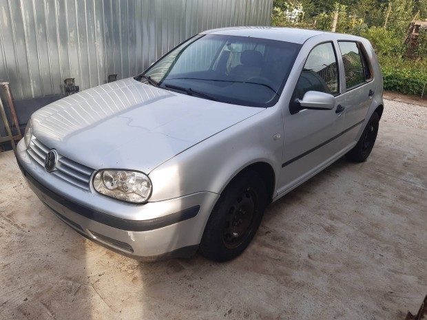 2003-as Volkswagen golf 1.4b karosszria elemek 