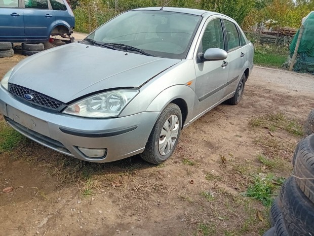 2003-as ford focus 1.4b karosszéria elemek
