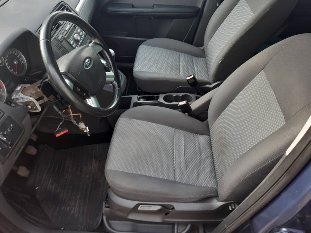 2006-os ford focus c-max 1.6b karosszéria elemek szép belsővel