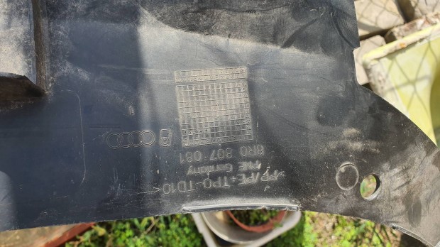 2007 Audi Q5 2.0 tdi 22.09. csomagtartó zárnál lévő diszléc..