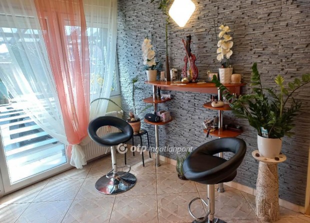 200 nm-es h�z elad� Esztergom