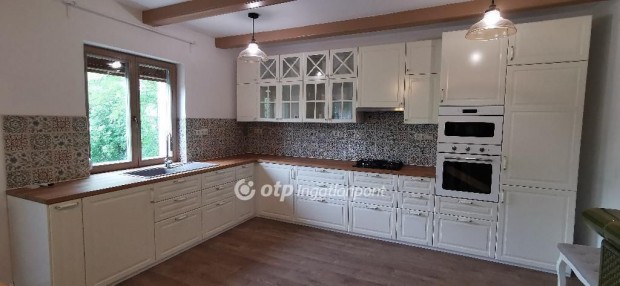 200 nm-es h�z elad� Pannonhalma