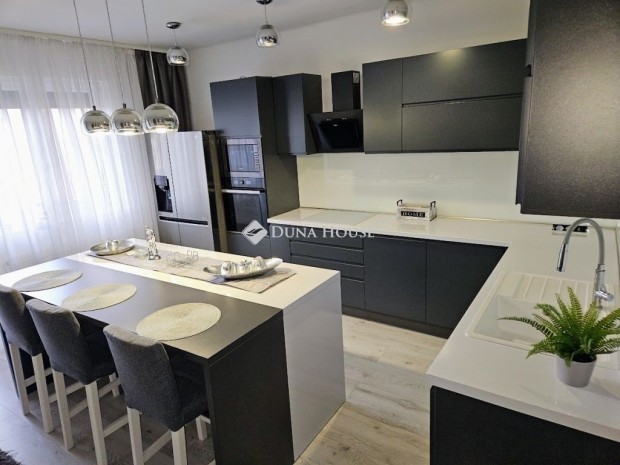 200 nm-es h�z elad� Szigethalom