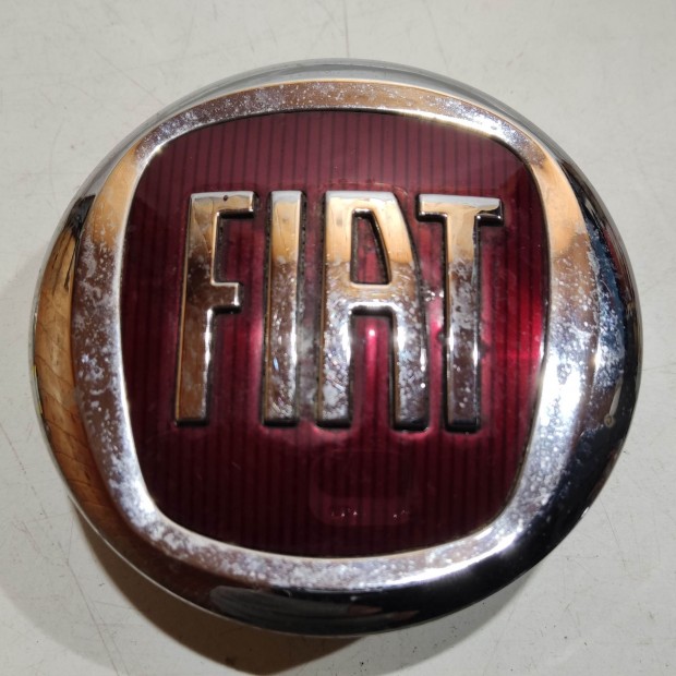 201310 Fiat Freemon Felni közép kupak, a képen látható sérüléssel