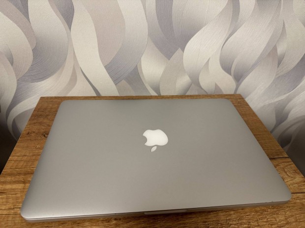 2015 Macbook Pro 13" Retina i5, 16 GB, 256 GB SSD