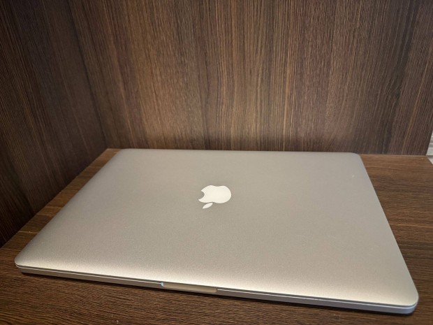 2015 Macbook Pro 15" i7, 16GB RAM, Magyar bill